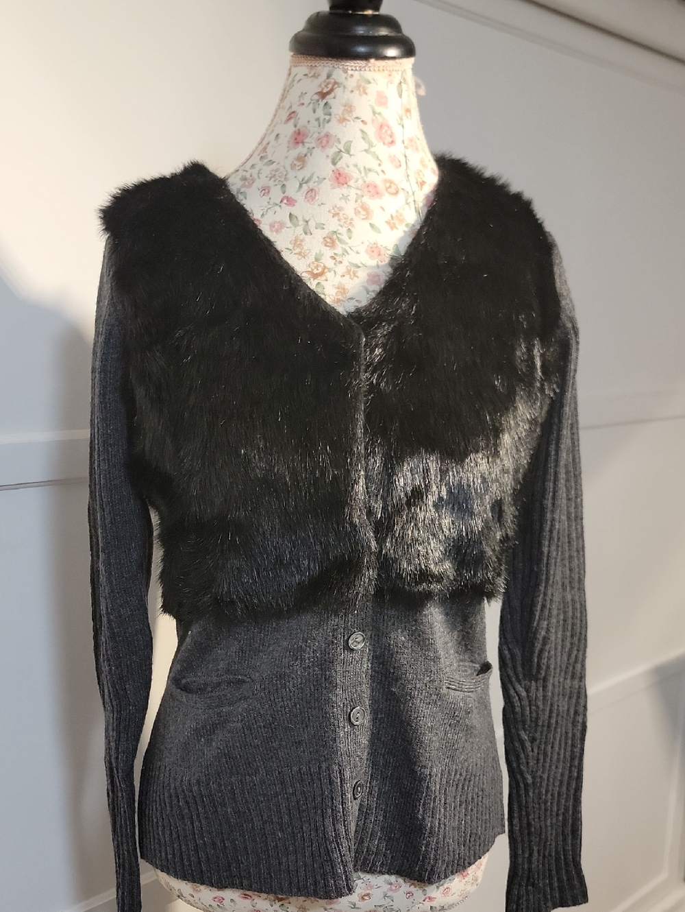 Vera Wang Black Faux Fur Trim Women's Cardigan Sweater Size Small